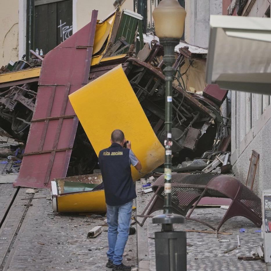 Two ºÚÁϳԹÏÍøs likely dead after Lisbon streetcar crash, police say